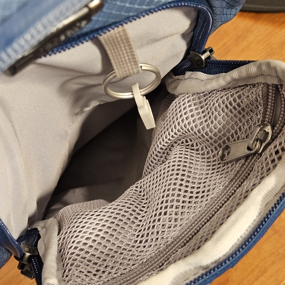 Pacsafe Venturesafe X Anti-Theft Sling Pack – Blue - Picture 9 of 11